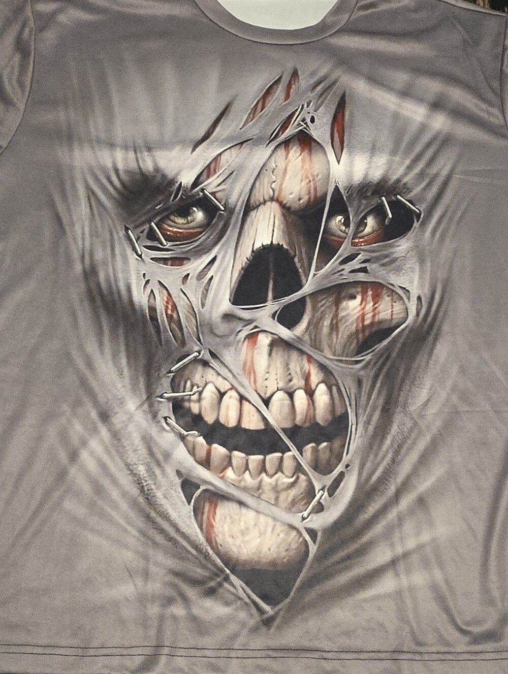 Men's Gray Graphic Skull Tee - Distressed Horror Design